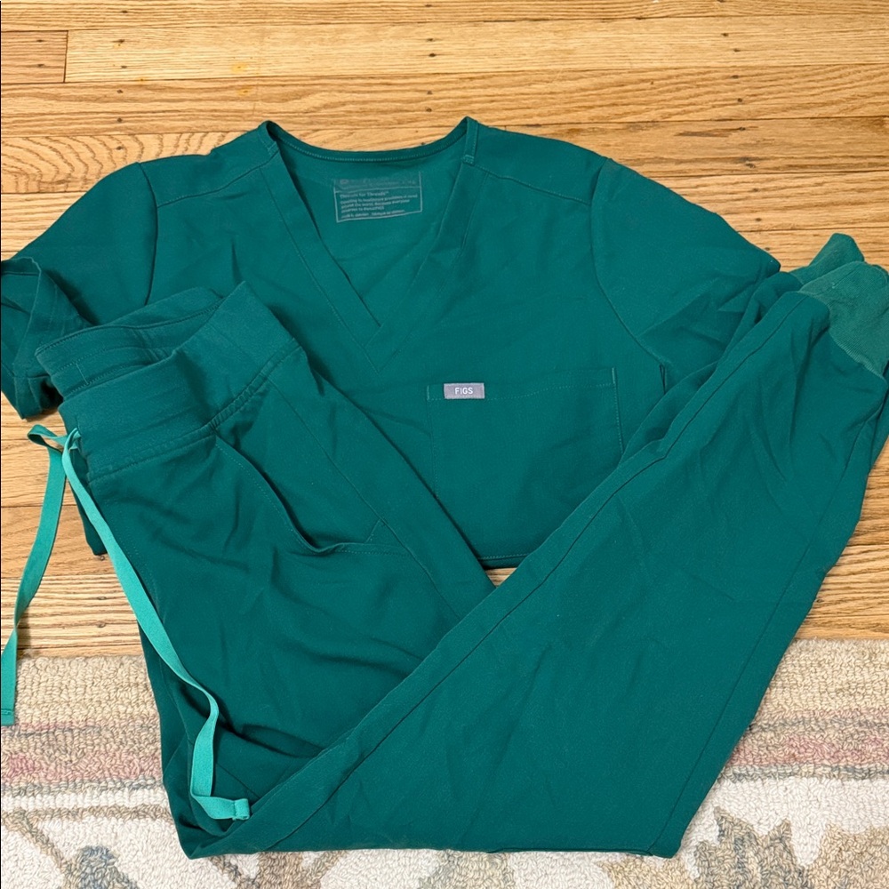 Hunter Green FIGS Scrub Set Catarina top joggers bottom XS